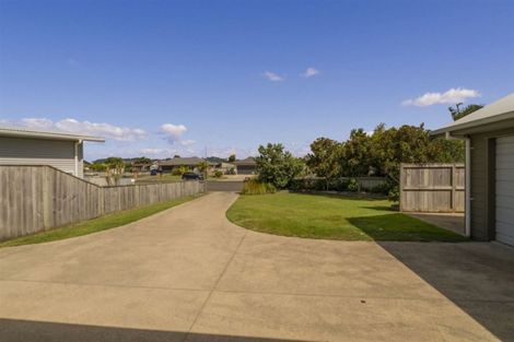 Photo of property in 10 Dotterel Place, Whitianga, 3510