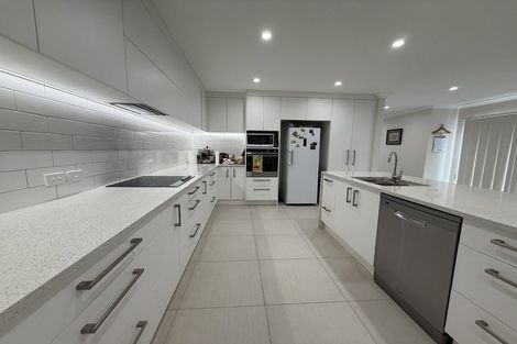 Photo of property in 35 Riverglade Parkway, Te Atatu South, Auckland, 0610