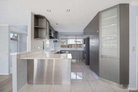 Photo of property in 10 Lupetti Rise, West Harbour, Auckland, 0618