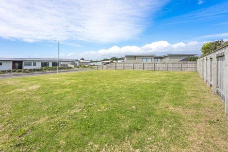 Photo of property in 43 Seagrass Place, Otaki Beach, Otaki, 5512