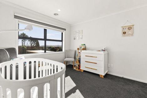 Photo of property in 5 Boeing Way, Newlands, Wellington, 6037