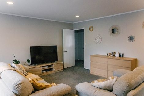 Photo of property in 1 Marbella Drive, Massey, Auckland, 0614