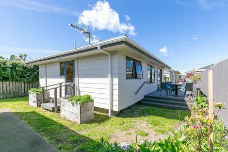 Photo of property in 104 Apu Crescent, Lyall Bay, Wellington, 6022
