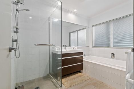 Photo of property in 34 Vermeer Place, West Harbour, Auckland, 0618