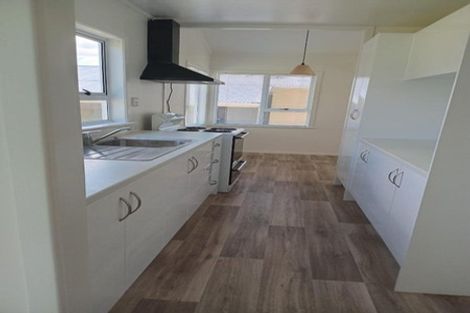 Photo of property in 8 Dawnhaven Drive, Te Atatu Peninsula, Auckland, 0610