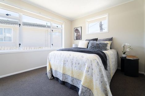 Photo of property in 5 Kenmore Street, Newlands, Wellington, 6037