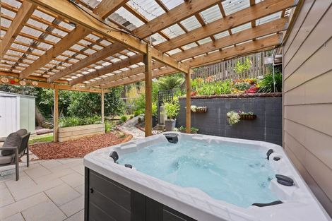Photo of property in 16 Judkins Crescent, Cockle Bay, Auckland, 2014