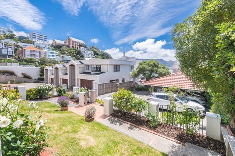 Photo of property in 210 Oriental Parade, Oriental Bay, Wellington, 6011