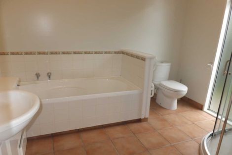 Photo of property in 17 Highland Place, Avonhead, Christchurch, 8042