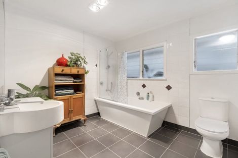 Photo of property in 36 Yeovil Road, Te Atatu Peninsula, Auckland, 0610
