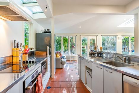 Photo of property in 46 Fortification Road, Karaka Bays, Wellington, 6022