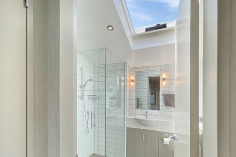 Photo of property in 2/23 Seapoint Road, Bluff Hill, Napier, 4110