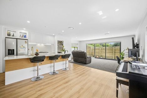 Photo of property in 18 Lyndfield Lane, Newlands, Wellington, 6037