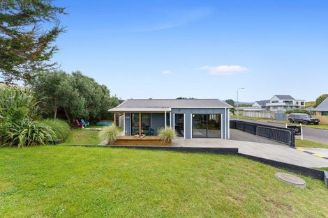Photo of property in 7 James Street, Waikawa Beach, Manakau, 5573