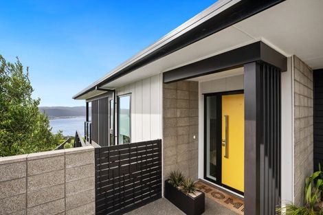 Photo of property in 7 Promontory Crescent, Newlands, Wellington, 6037