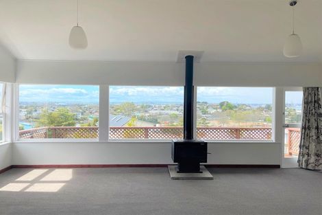 Photo of property in 16 Martin Crescent, Northcote, Auckland, 0627