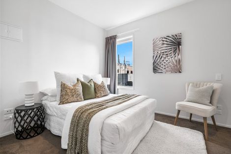 Photo of property in 6/585g Beach Road, Rothesay Bay, Auckland, 0630