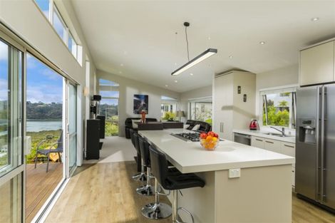 Photo of property in 84 Kittiwake Drive, Schnapper Rock, Auckland, 0632