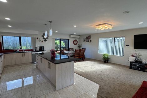 Photo of property in 14a Pipitea Place, Massey, Auckland, 0614