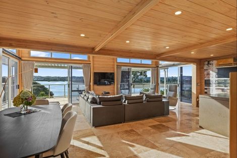 Photo of property in 42 Pohutukawa Avenue, Red Beach, 0932