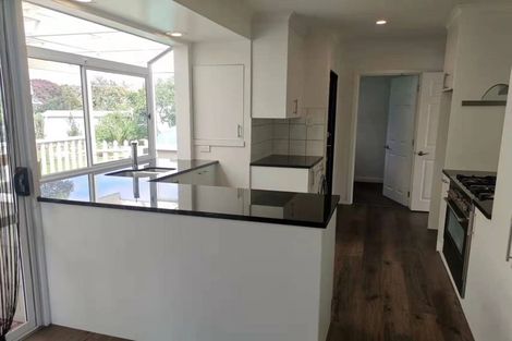 Photo of property in 27 Clinton Avenue, Te Atatu Peninsula, Auckland, 0610