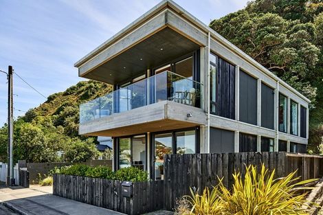 Photo of property in 196 The Esplanade, Island Bay, Wellington, 6023