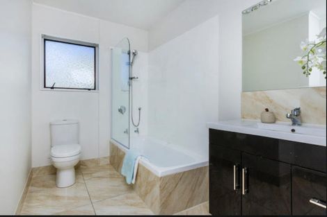 Photo of property in 1/24 Sandown Road, Rothesay Bay, Auckland, 0630