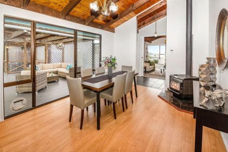 Photo of property in 9 Moxham Grove, Massey, Auckland, 0614