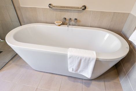 Photo of property in 10 Glentui Place, Waikawa, Picton, 7220