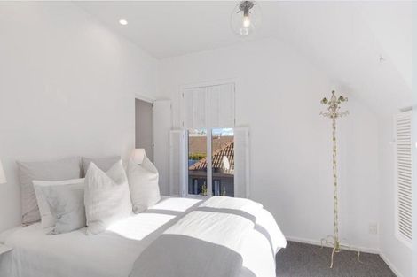 Photo of property in 34 Aikmans Road, Merivale, Christchurch, 8014