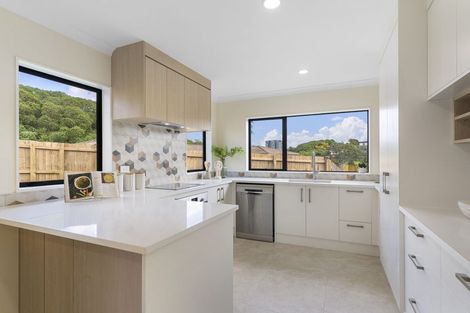 Photo of property in 10 Mediterranean Way, Goodwood Heights, Auckland, 2105