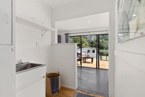 Photo of property in 9 Walton Street, Red Beach, 0932