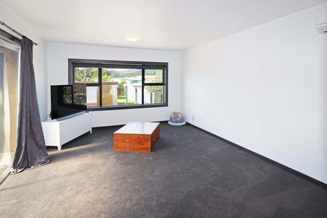 Photo of property in 15 Hinau Grove, Wainuiomata, Lower Hutt, 5014