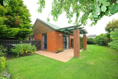 Photo of property in 2 Harkness Place, Avonhead, Christchurch, 8042