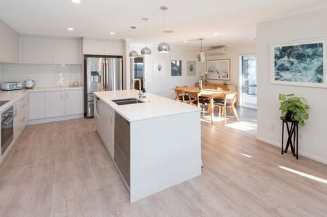 Photo of property in 35 John Brooke Crescent, East Tamaki Heights, Auckland, 2016