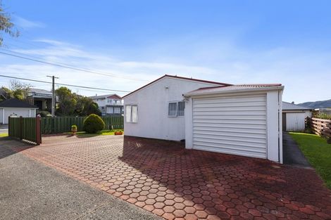 Photo of property in 5 Lees Grove, Wainuiomata, Lower Hutt, 5014