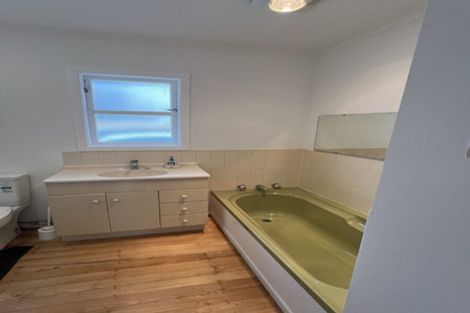 Photo of property in 32 Essex Street, Te Atatu South, Auckland, 0610