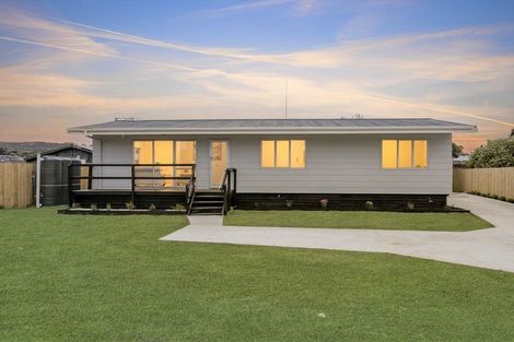 Photo of property in 25 Pukeroa Place, Papakura, 2110