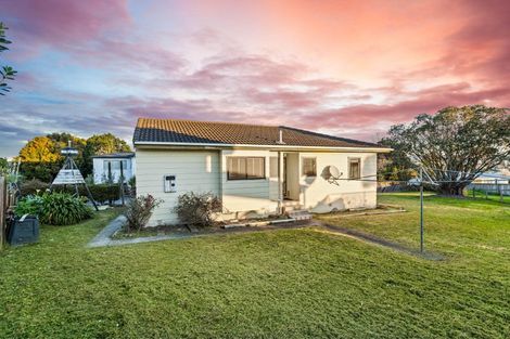 Photo of property in 40 West Harbour Drive, West Harbour, Auckland, 0618