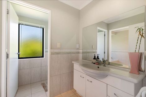 Photo of property in 10 Gleaming Place, Waiuku, 2123