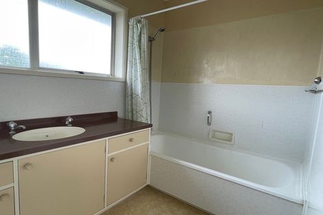 Photo of property in 5 Miltonia Avenue, Te Atatu South, Auckland, 0610