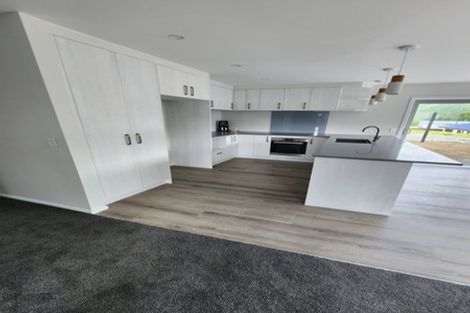 Photo of property in 17 Rewarewa Way, Timberlea, Upper Hutt, 5018