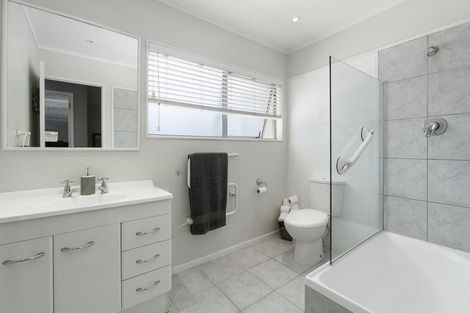 Photo of property in 35 Cyclarama Crescent, Massey, Auckland, 0614