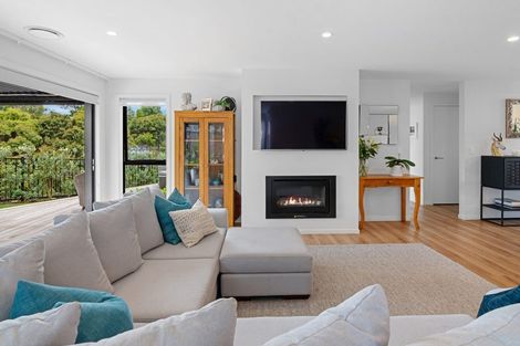 Photo of property in 9 Koiora Lane, Long Bay, Auckland, 0630