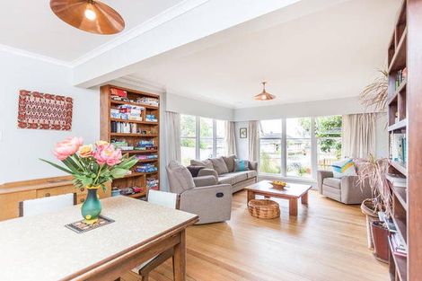 Photo of property in 18 Kervil Avenue, Te Atatu Peninsula, Auckland, 0610