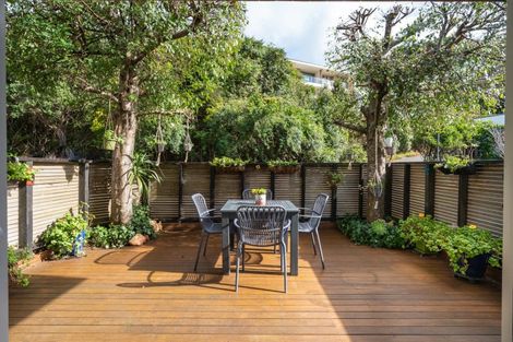 Photo of property in 37 Tiketike Way, Brooklyn, Wellington, 6021