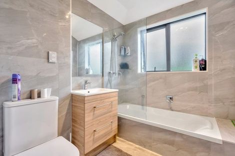 Photo of property in 9d Kingdale Road, Henderson, Auckland, 0610
