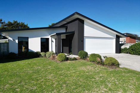 Photo of property in 17 Oxnam Place, Foxton Beach, Foxton, 4815