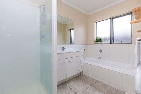 Photo of property in 4 Kalmore Place, Flat Bush, Auckland, 2016