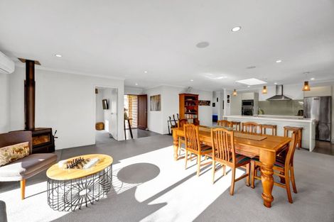 Photo of property in 21 Montague Grove, Stratford, 4332